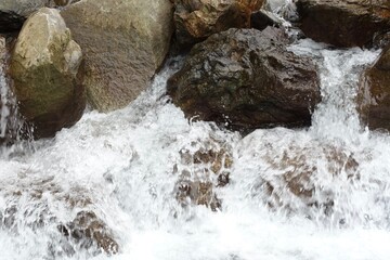 渓流の岩場の水しぶき
