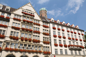 Fachada de un edificio comercial en el centro urbano de la ciudad de Munich, Alemania