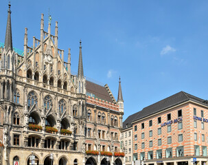 Fototapeta na wymiar Vista del Ayuntamiento y edificios de viviendas en el centro histórico de la ciudad de Munich en Alemania