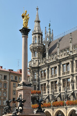 Fototapeta na wymiar Columna de María y vista del Ayuntamiento en el centro histórico de la ciudad de Munich en Alemania