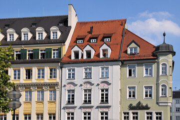 Fachadas de antiguos edificios residenciales en el centro urbano de la ciudad de Munich, Alemania