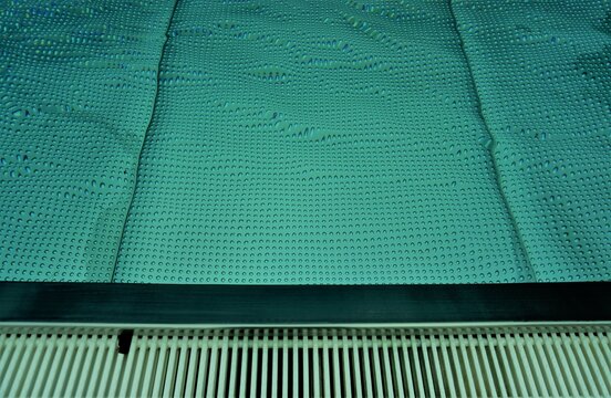 Blauer Pool mit weißem gestreiftem Beckenrand 