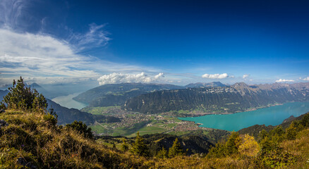 Ausblick von der Schyniger Platte aud Interlaken. Links Thunersee, rechts Brienzersee.