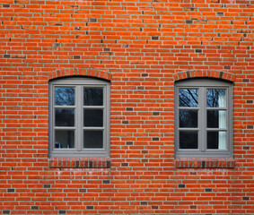 Fototapeta na wymiar Graue Fenster eines Hauses
