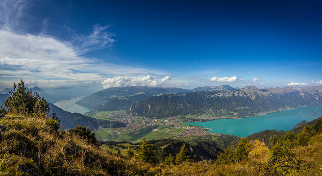 Ausblick von der Schyniger Platte aud Interlaken. Links Thunersee, rechts Brienzersee.