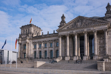 Fototapeta na wymiar Edificio del Reichstag en el centro urbano de la ciudad de Berlín capital de Alemania