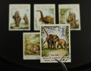 Znaczki pocztowe - Laos - XX wiek, lata 80., słonie, praca ludzi. Kolekcja znaczków, hobby. - obrazy, fototapety, plakaty