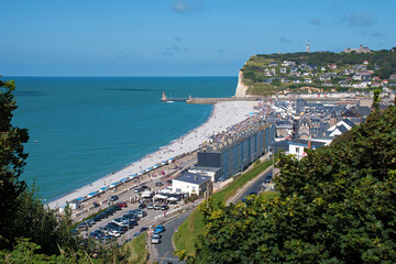 Fototapeta premium Fécamp, Seine-Maritime, Normandie, France. Aussicht über den Strand mit Steilküste Cap Fagnet im Hintergrund