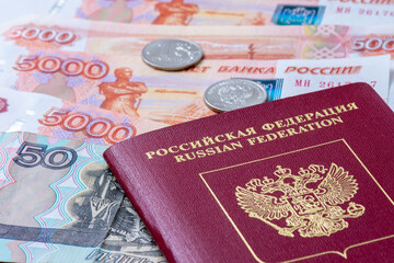 Passeport de la Fédération de Russie et billets de banque russes (roubles) en gros plan. Concepts...