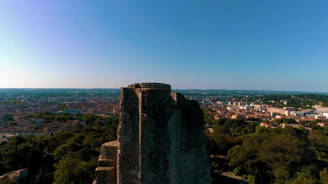 Tour magnes nimes