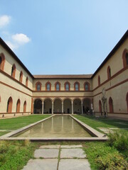 Fototapeta na wymiar the courtyard of the palace