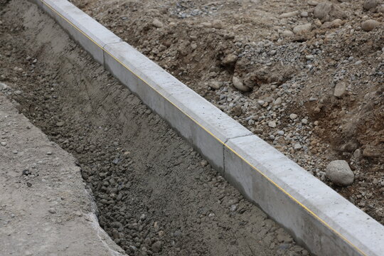 betonrandstein mit schnur auf baustelle