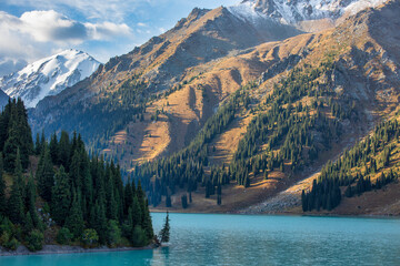 Fototapeta na wymiar lake in the mountains