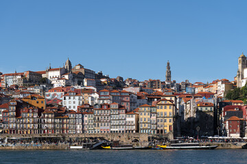 Fototapeta na wymiar Overview of the Douro River and the old town of Porto.