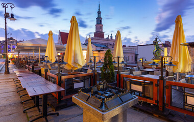 Naklejka premium Poznan. Old Town Square with famous medieval houses at sunrise.