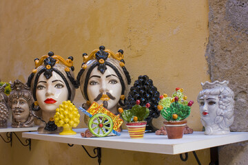 Vases of Caltagirone and typical sicilian ceramic souvenirs for sale in Syracuse, Sicily, Italy - obrazy, fototapety, plakaty
