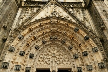 Le tympan du porche d’entrée de de la cathédrale Saint-Corentin à Quimper