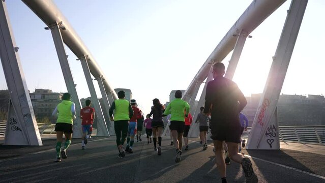 Runner che corrono nella citt&agrave; di Roma.
Vista aerea di runner, all'alba di Roma antica, Italia, 
