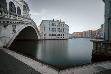 Obraz premium Die Rialtobrücke in Venedig, Italien, Langzeitbelichtung