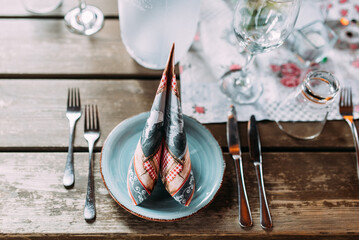 Tisch Dekoration in einem Restaurant mit Holztisch 