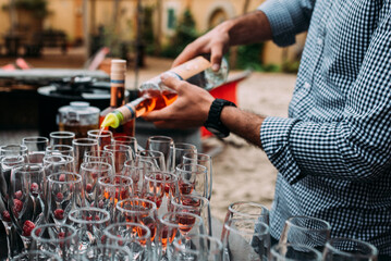Getränk einschenken mit vielen Gläsern auf einem fest