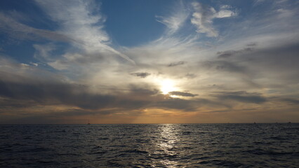 Schöner Himmel über dem Meer