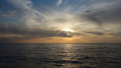 Schöner Himmel über dem Meer