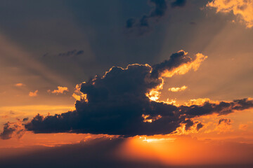 Fototapeta na wymiar chmura o zachodzie słońca nad morzem