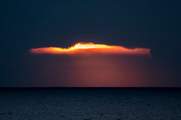 chmura o zachodzie słońca nad morzem
