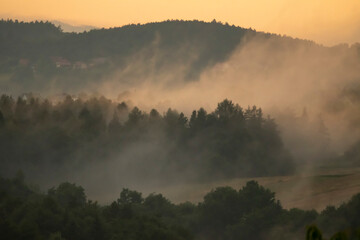 mgły nad górami o zachodzie słońca