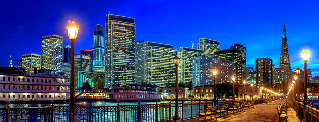 Obraz premium San Francisco looking from Pier 7