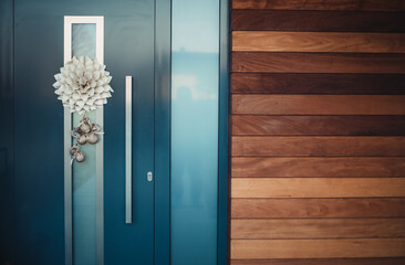 Nowoczesne drzwi wejściowe  z elewacją z drewna egzotycznego