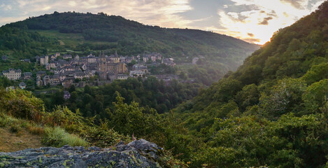 Vue de Conques depuis le Bancarel, 12320 Conques-en-Rouergue, Aveyron, Occitanie, France