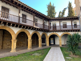 Fototapeta na wymiar claustro convento de las dueñas salamanca 