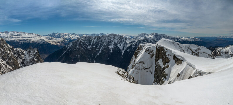 Massif de Belledonne en hiver , Panoramique sur le Taillefer  depuis les Vans , Chamrousse , Is&egrave;re France