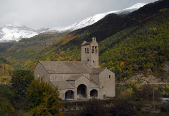 Fototapeta na wymiar Pirineo aragones en otoño.Huesca.España