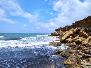 Fototapeta na wymiar Photo of a rough sea near a cliff.