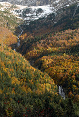 Fototapeta na wymiar Ordesa en otoño.Pirineo aragonés-Huesca.España
