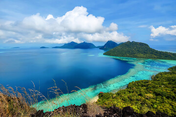 Corals reef and islands seen from the peak of Bohey Dulang Island, Sabah, Malaysia. - obrazy, fototapety, plakaty