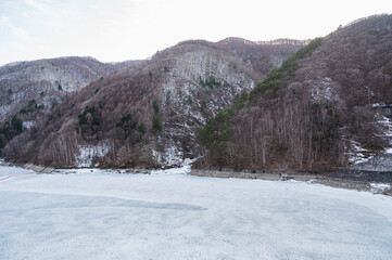 氷が厚い春の奈良井ダム