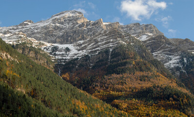 Fototapeta premium El pirineo en otoño en Ordesa. Huesca.España