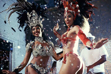 Samba. Shot of two beautiful samba dancers performing in a carnival. - obrazy, fototapety, plakaty