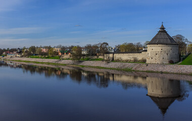 Fototapeta na wymiar Pskov Kremlin on the River Bank