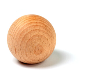 Holzkugel isoliert vor weißem Hintergrund