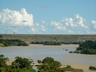 Obraz premium Imagem a distância da grande barragem de Três Marias em época seca, onde a vasão está bem reduzida e a vegetação ao redor também está fraca. Mas ainda sim muito bela para as condições.