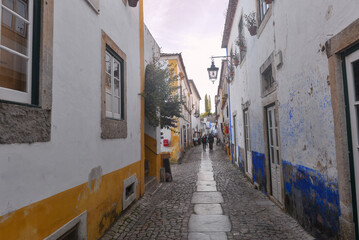 Malerische Gasse in der Altstadt von Óbidos, Portugal