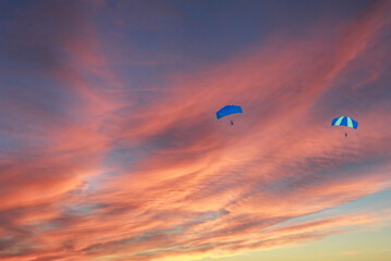Parachute au coucher de soleil en Polynésie française