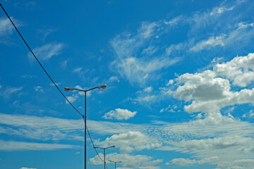 Cielo azul con nubes blancas