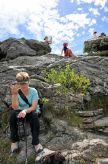 familie wandert im gebirge