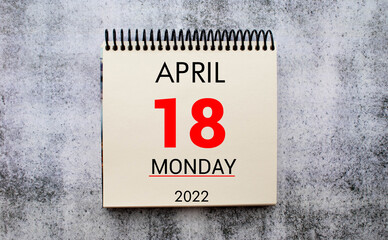Obraz premium April 18. 18th day of month, calendar date. Stand for desktop calendar on beige wooden background.